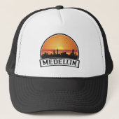 Medellin Colombia Sunset Skyline City Logo Trucker Pet (Voorkant)