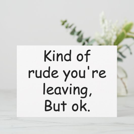 Medewerker die cadeauidee met grappig Gezegde acht (Staand voorkant)