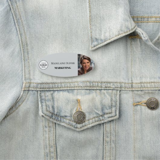 Medewerker Foto Grijs Logo Eenvoudig Naamplaatje (In situ)