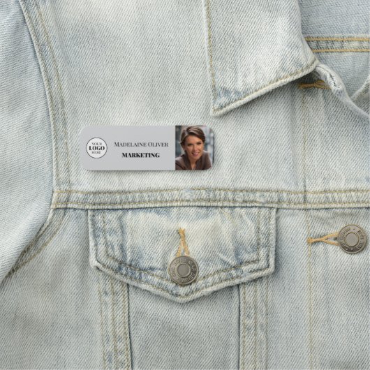 Medewerker Foto Logo Grijs Eenvoudig Naamplaatje (In situ)