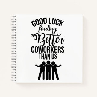 Medewerker met cadeau voor nieuwe Notitieboeken