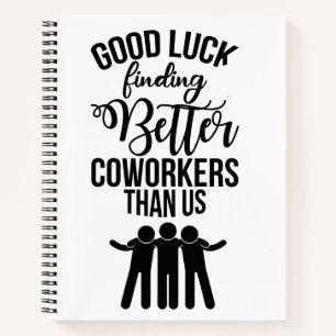 Medewerker met cadeau voor nieuwe Notitieboeken