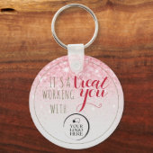 Medewerker met kerstcadeau Roze Eenvoudige zakelij Sleutelhanger (Voorkant)