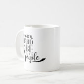 Medewerker schrijft hard werken en wees vriendelij koffiemok (Voorkant links)