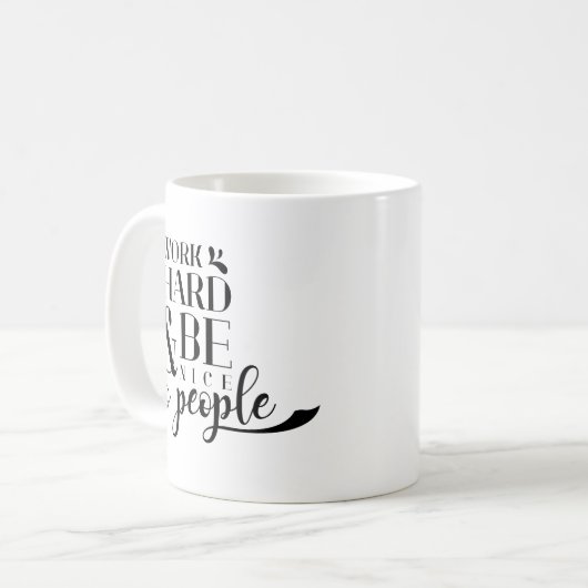 Medewerker schrijft hard werken en wees vriendelij koffiemok (Voorkant links)