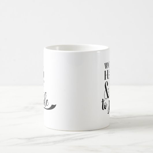 Medewerker schrijft hard werken en wees vriendelij koffiemok (Center)