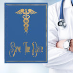 Medical Caduceus Doctor Nurse Blue Sla de datum op Save The Date<br><div class="desc">Faux goudvormend met blauwe achtergrond creëer een klassiek modern afstuderen, met uitzondering van de datumkaart. Ideaal voor afgestudeerden die hun studie op de medische school afmaken, hun verpleegdiploma behalen, een plechtige ceremonie houden en professionals uit de medische sector. Afstuderen voor verpleegkundige of Doctor op de datum bevat een faux gold...</div>