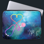 Medical Doctor of Nurse Blue Universe Laptop Sleeve<br><div class="desc">De blauwe achtergrond van het heelal wordt geaccentueerd door een stethoscoop gevormd als een hart. Verpleegkundigen,  artsen en professionals uit de medische sector zullen van dit computersleeve houden. Monogram met initialen of titel.</div>