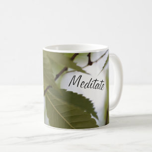 Medicatie over het groene landschap mooie tuin koffiemok