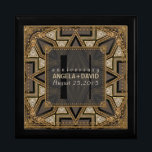 Mediev Art Deco Zwart Goud Bruiloft Jubileum Box Cadeaudoosje<br><div class="desc">Art Deco geïnspireerd ontwerp met Gatsby, brullende jaren 20 met een oosterse en middeleeuwse 'ish smaak. Met aanpasbare tekst en monogram, gecombineerd met een zeer stijlvol glittergoud en zwart geometrisch ontwerp. Slank en elegant aangepast Bruiloft, Jubileum of verloving cadeau. Personaliseer met namen, jubileumdatum en monogram of nummers - gemaakt in...</div>