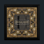 Mediev Art Deco Zwart Goud Bruiloft Jubileum Box Cadeaudoosje<br><div class="desc">Art Deco geïnspireerd ontwerp met Gatsby, brullende jaren 20 met een oosterse en middeleeuwse 'ish smaak. Met aanpasbare tekst en monogram, gecombineerd met een zeer stijlvol glittergoud en zwart geometrisch ontwerp. Slank en elegant aangepast Bruiloft, Jubileum of verloving cadeau. Personaliseer met namen, jubileumdatum en monogram of nummers - gemaakt in...</div>