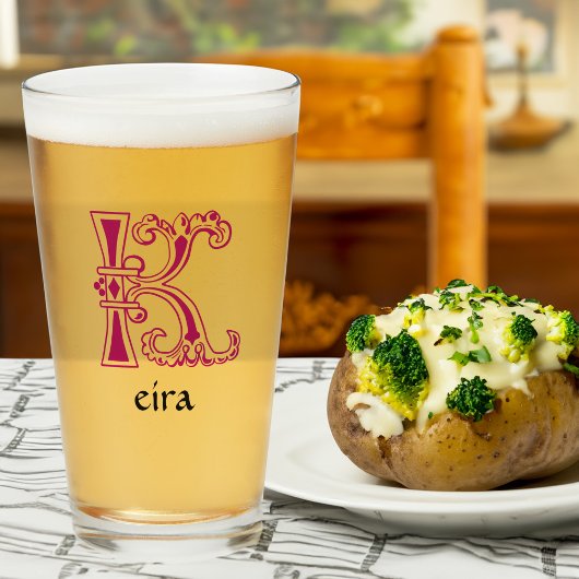 Medieval bodemkundig decoratief kapitaal K Glas