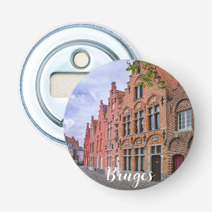 Medieval kleurrijke bakstenen in Brugge, België Button Flesopener