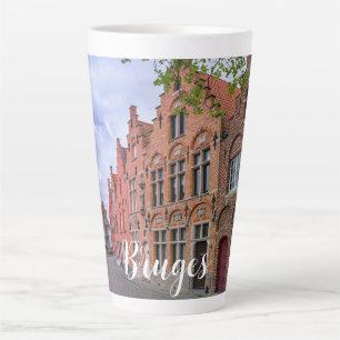 Medieval kleurrijke bakstenen in Brugge, België Latte Mok