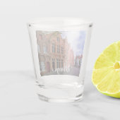 Medieval kleurrijke bakstenen in Brugge, België Shot Glas (Achterkant)