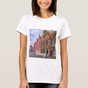 Medieval kleurrijke bakstenen in Brugge, België T-shirt