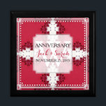 Medieval White Cross White Weddenschap Jubileum Bo Cadeaudoosje<br><div class="desc">Het middeleeuwse en Gothic geïnspireerde ontwerp in het energierijk maken van kleuren van Crimson roze (diep roze), wit en zwart. Sterke en stijlvolle aangepaste bruiloft, Jubileum of verloving cadeau. Personaliseer je met namen, verjaardagsdatum en monogram of nummers - gemaakt in een prachtige, houten cadeaudoos om rimpetten en juwelen te bewaren...</div>