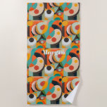 Medio eeuw moderne kunst, naam of monogram geometr strandlaken<br><div class="desc">Een modern schilderij uit het midden van de eeuw in verschillende geometrische vormen in rood,  blauwgroen,  sinaasappel,  zwart en groen met een gedurfde witte naam of monogram.</div>