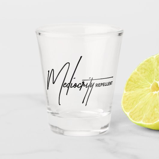 Mediocritas Afstotend Grappig Sarcasme Hoge Standa Shot Glas (Voorkant)