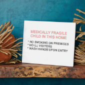 Medisch kwetsbare kinderen in een huiselijk plaatj fotoplaat (Zijkant)