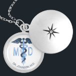 Medisch symbool Caduceus — Gepersonaliseerd Locket Ketting<br><div class="desc">Speciaal medisch symbool Caduceus-Ketting, klaar om u te personaliseren. ✔ Opmerking: niet alle sjabloon gebieden hoeven te worden gewijzigd. 📌 Als u verdere aanpassing nodig hebt, klikt u op de knop "Klik om verder aan te passen" of "Ontwerp aanpassen of bewerken" en gebruikt u ons ontwerpgereedschap om de grootte van...</div>