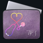 Medische arts of verpleegkundige Paars Glitter Laptop Sleeve<br><div class="desc">Faux paarse glitter achtergrond geaccentueerd door een stethoscoop gevormd als een hart. Verpleegkundigen,  artsen en professionals uit de medische sector zullen van dit computersleeve houden. Monogram met initialen of titel.</div>