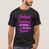 Medische assistent een titel net boven Queen Cute  T-shirt (Voorkant)