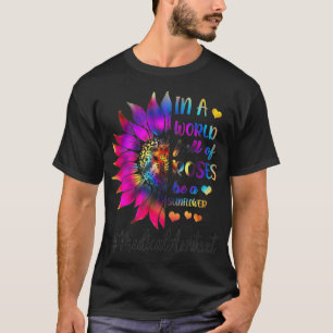 Medische assistent vergiet zonnebloem in een werel t-shirt