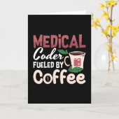 Medische coder die wordt gevoed door een coffee co kaart (Gele Bloem)