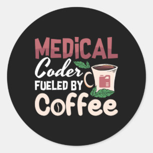 Medische coder die wordt gevoed door een coffee co ronde sticker
