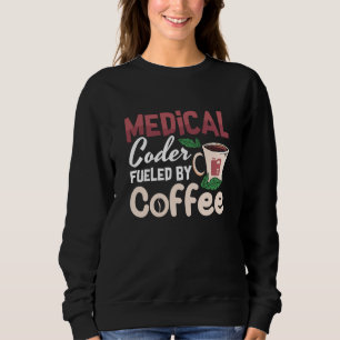 Medische coder die wordt gevoed door een coffee co trui