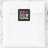 Medische coder die wordt gevoed door een coffee co vierkante sticker (Tas)