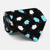 medische gezichtmaskers op zwart stropdas (Opgerold)