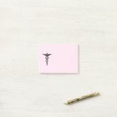 Medische kaducus op roze post-it® notes (Op bureau)