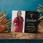 Medische School Afstuderen Inspirerend Quote Foto Fotoplaat<br><div class="desc">Een op maat gemaakte medische school afstuderen plaquette in chique zwart en goud voor een verpleegkundige of dokter die afstudeert aan de universiteit of hogeschool voor de klas van 2025. Pas aan met je studentenfoto en schoolnaam voor een geweldig gepersonaliseerd afstuderen cadeau. Bewaar het inspirerend citaat over healing van Thomas...</div>