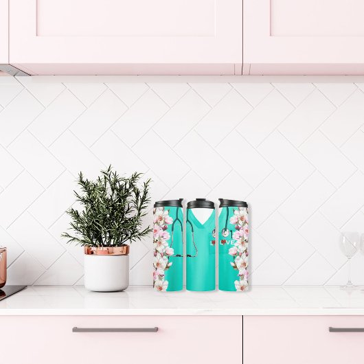 Medische scrubs versierd met bloemen thermosbeker