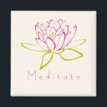 Meditaat. Illustratie Lotus Flower/Water Lily Magneet<br><div class="desc">Een omtrek van een lotusbloem/waterlelie. De in roze geschetste zaden en de in groen geschetste bladeren. Meditaat geschreven in een dainty font in hot roze. De achtergrond is een delicaat eggshell wit.</div>