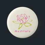 Meditaat. Illustratie Lotus Flower/Water Lily Ronde Button 5,7 Cm<br><div class="desc">Een omtrek van een lotusbloem/waterlelie. De in roze geschetste zaden en de in groen geschetste bladeren. Meditaat geschreven in een dainty font in hot roze. De achtergrond is een delicaat eggshell wit.</div>