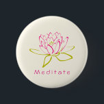 Meditaat. Illustratie Lotus Flower/Water Lily Ronde Button 5,7 Cm<br><div class="desc">Een omtrek van een lotusbloem/waterlelie. De in roze geschetste zaden en de in groen geschetste bladeren. Meditaat geschreven in een dainty font in hot roze. De achtergrond is een delicaat eggshell wit.</div>