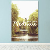 Meditateer in het park inspirerende boodschap canvas afdruk (Insitu (Houten vloer))