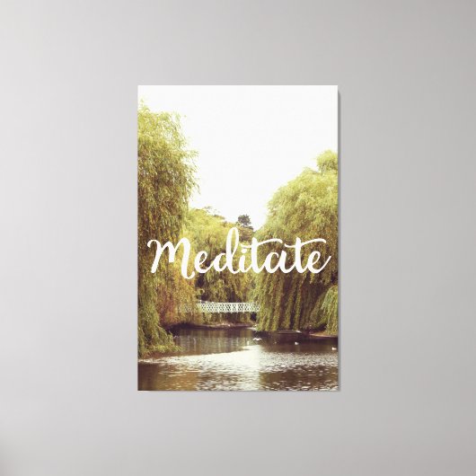 Meditateer in het park inspirerende boodschap canvas afdruk (Voorkant)