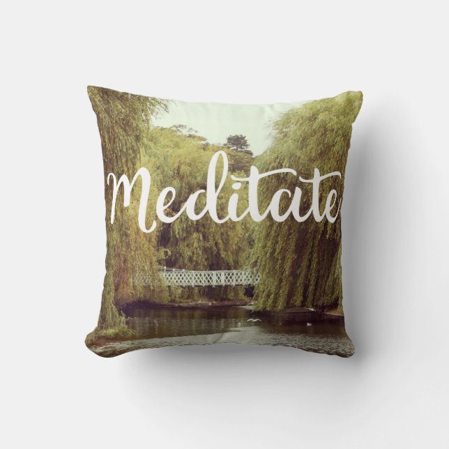Meditateer in het park inspirerende boodschap kussen (Voorkant)