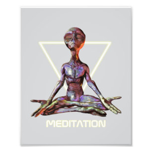Meditatie. Alien in rustige houding Foto Afdruk