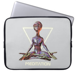 Meditatie. Alien in rustige houding Laptop Sleeve