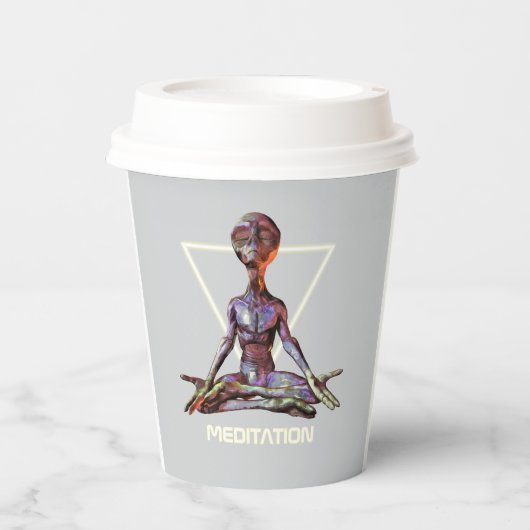 Meditatie. Alien in rustige houding Papieren Bekers (Voorkant)