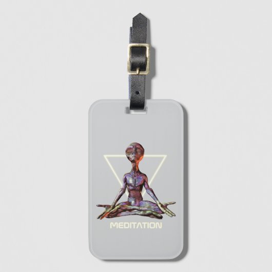 Meditatie. Alien in rustige pose Bagagelabel (Voorkant (verticaal))