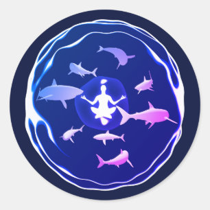 Meditatie onder water   zwemmen met haaien ronde sticker