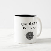 Mediteren om de geest te kalmeren tweekleurige koffiemok (Voorkant rechts)