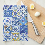 Mediterraan Blauw, Wit & Geel Bloemen Patroon Theedoek<br><div class="desc">Breng de prachtige wateren van de Middellandse Zee naar uw keuken met de prachtige mediterrane blauwe, witte & gele bloemmolen keukendoek. Ons ontwerp kenmerkt de schittering van de Italiaanse kust van Amalfi en brengt de elegante schoonheid van de Middellandse Zee in uw huis. De mediterrane blauwe, witte & gele bloemmotief...</div>