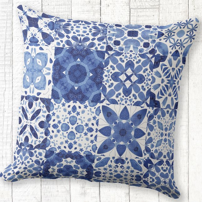 Mediterraan Blauw Wit Tegel Patroon Waterverf Buitenkussen (Blue and white watercolor 
Mediterranean tile pattern outdoor throw pillow)